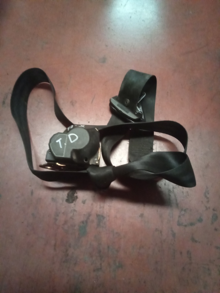 Cinturon trasero derecho citroen ax '92