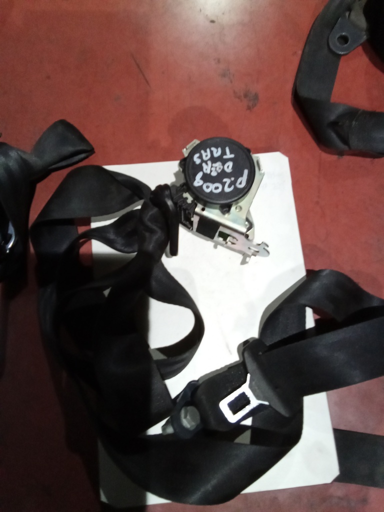 Cinturon trasero derecho peugeot 2008 '15