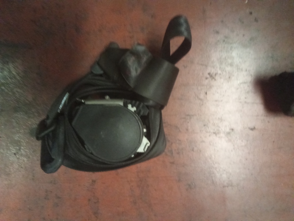 Cinturon trasero derecho peugeot 207 '07