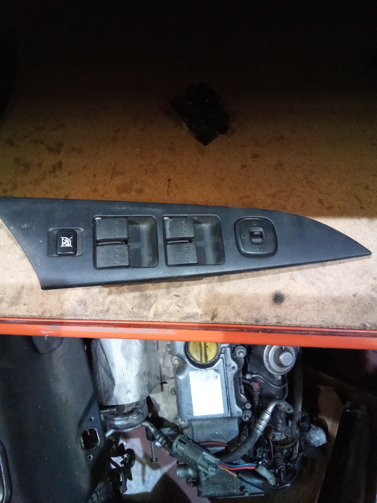 Botonera eleva lunas izquierda mazda 3 '05