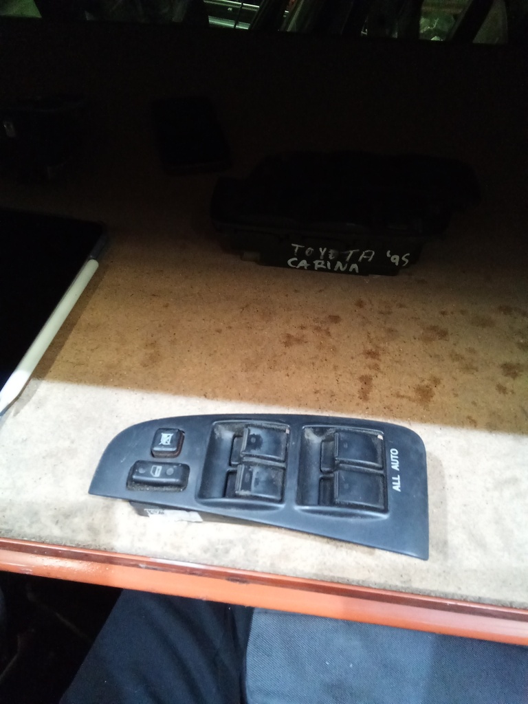 Botonera eleva lunas toyota avensis '06