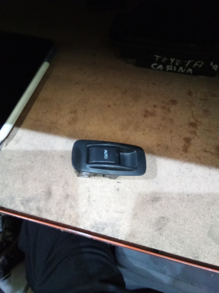 Botonera eleva lunas tras.derecha toyota corolla '03