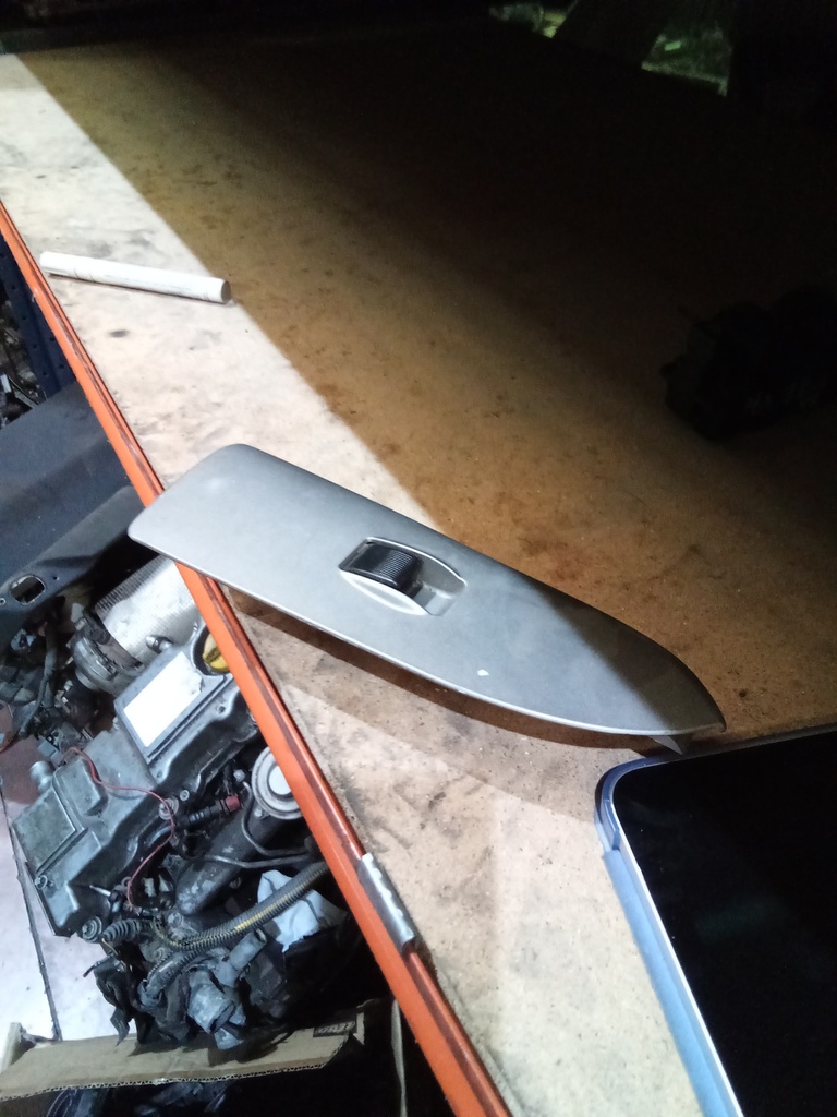 Botonera eleva lunas mazda 323 '01