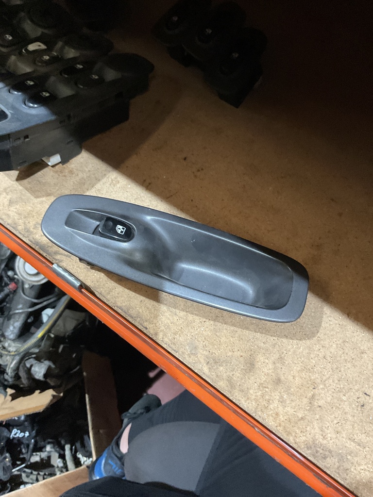 Botonera eleva lunas derecha accent '04