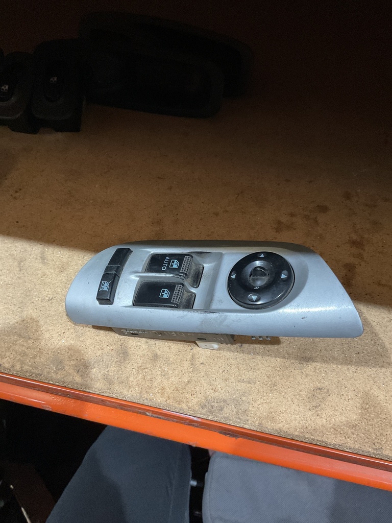 Botonera eleva lunas hyundai coupe '05