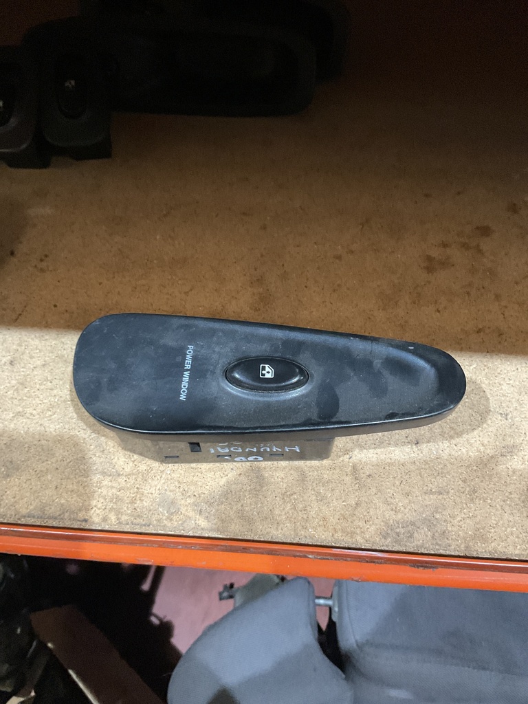 Botonera eleva lunas derecha hyundai coupe ‘00