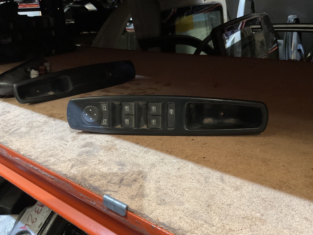 Botonera eleva lunas izquierda renault megane iii ‘11