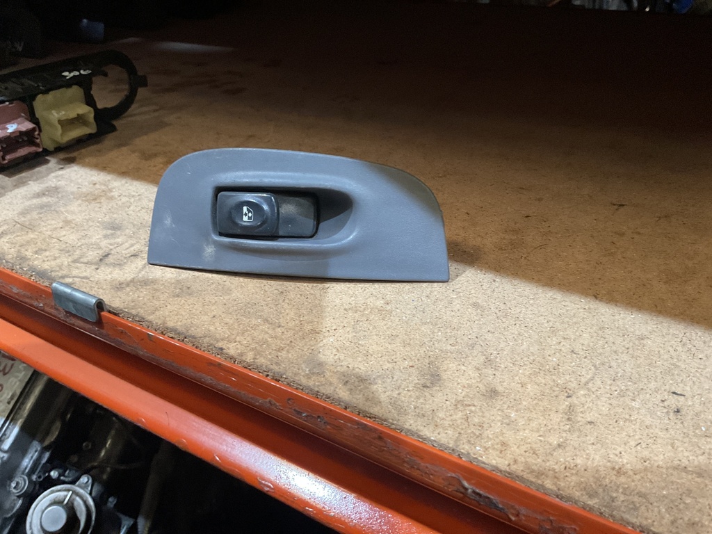 Botonera eleva lunas derecha renault megane ‘02