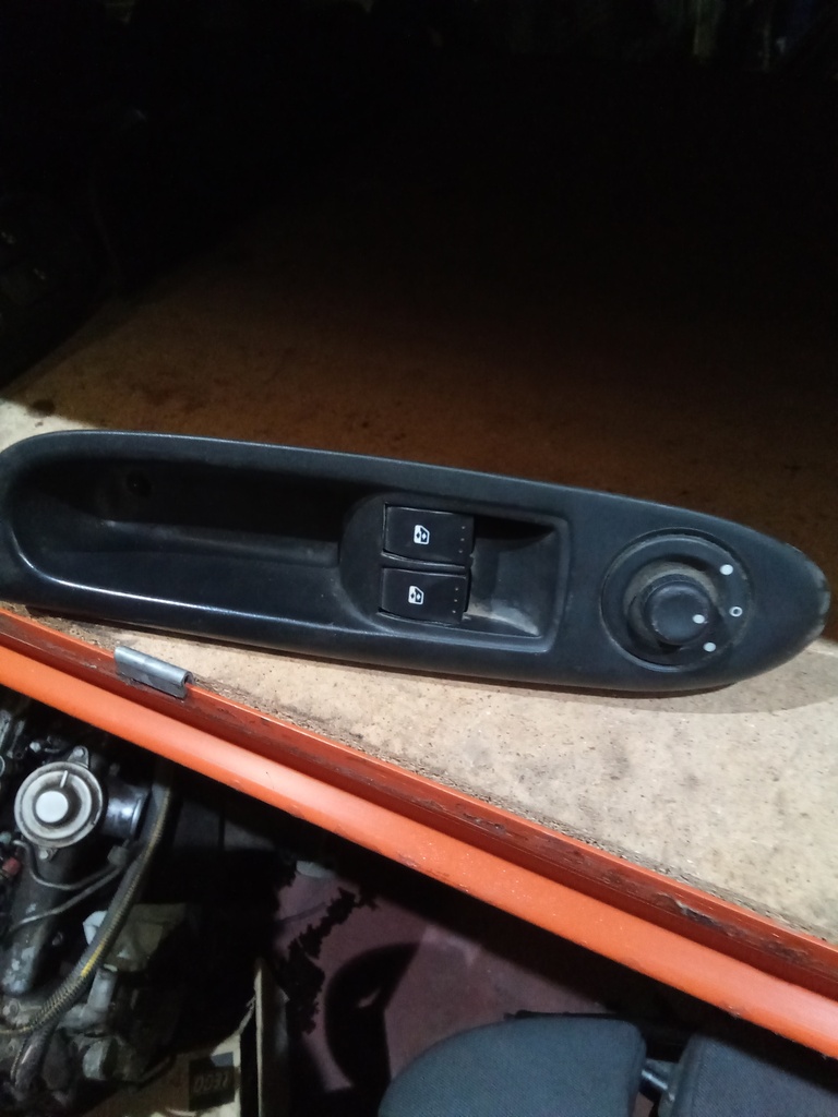 Botonera eleva lunas izquierda renault clio ii '03