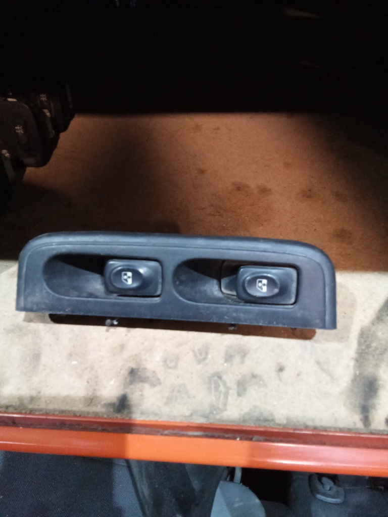 Botonera eleva lunas izquierda renault clio '99