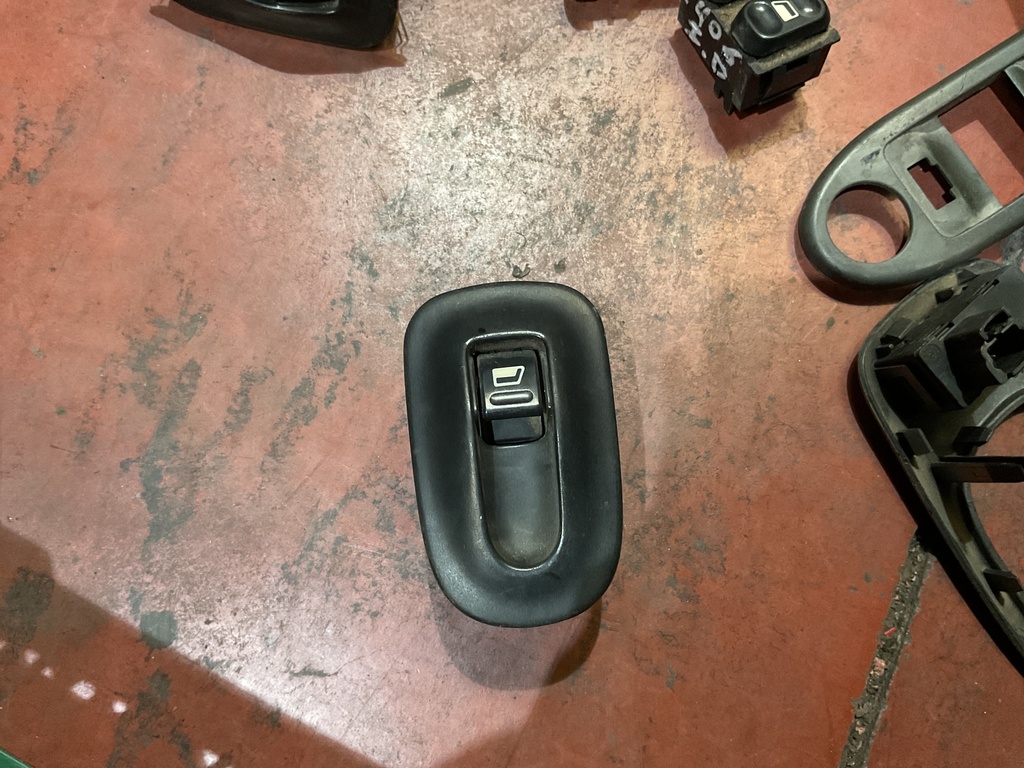 Botonera eleva lunas derechapeugeot 306’05