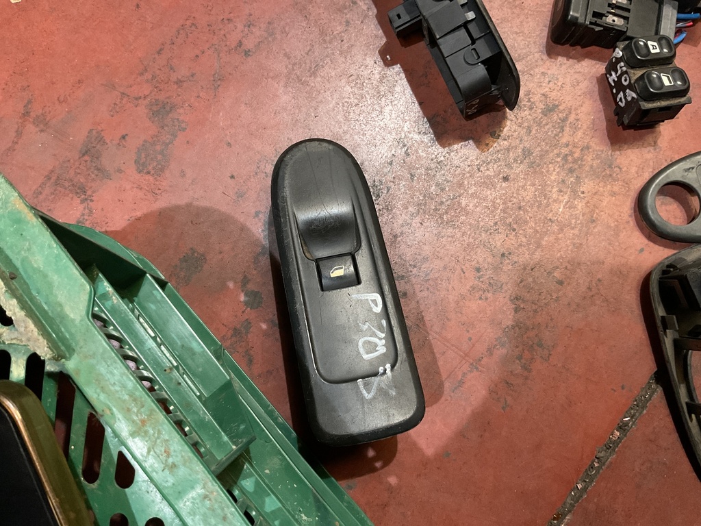 Botonera eleva lunas tras. peugeot 308 ‘07