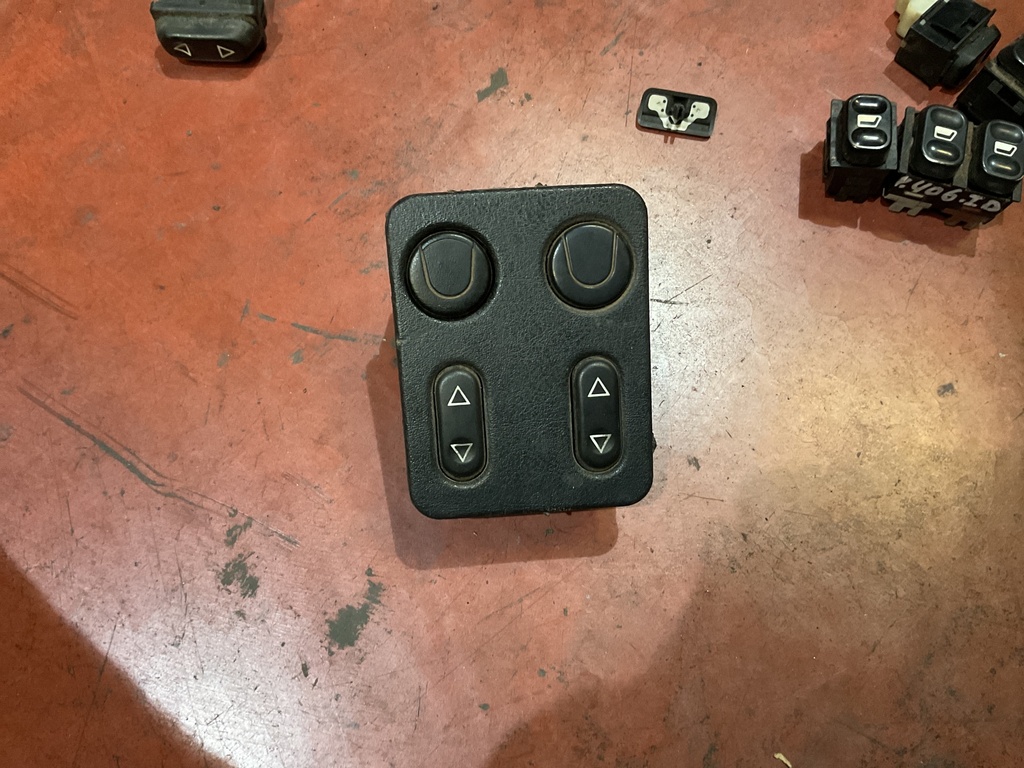 Botonera eleva lunas peugeot 306 ‘00