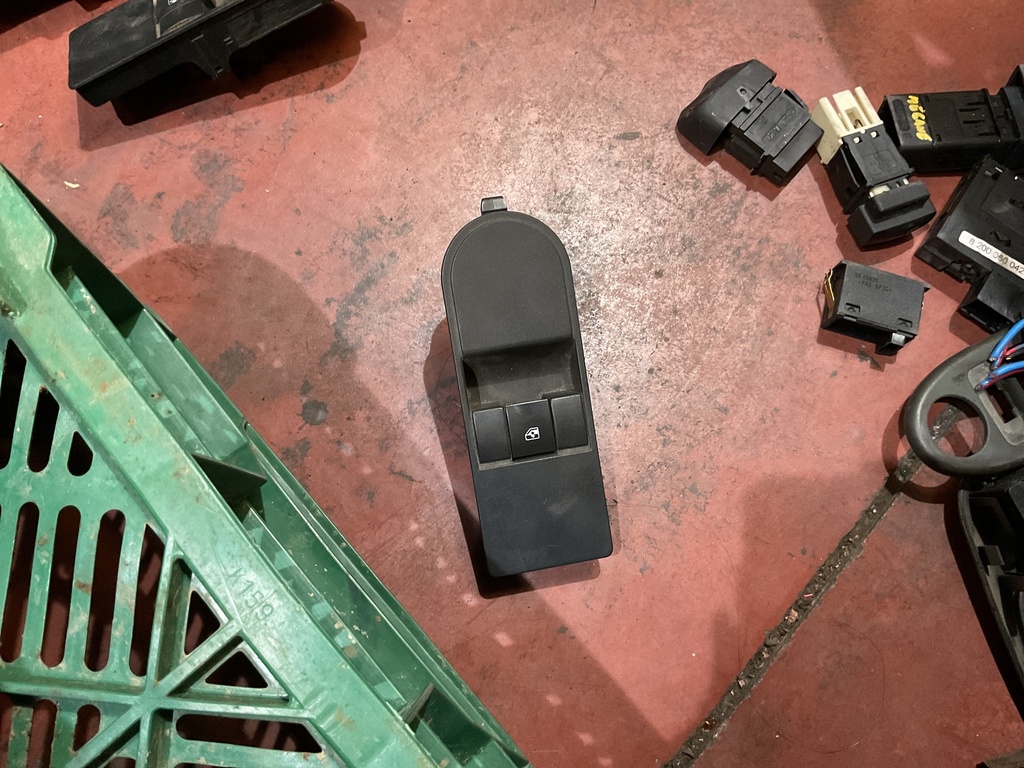 Botonera eleva lunas derecha opel astra h’07