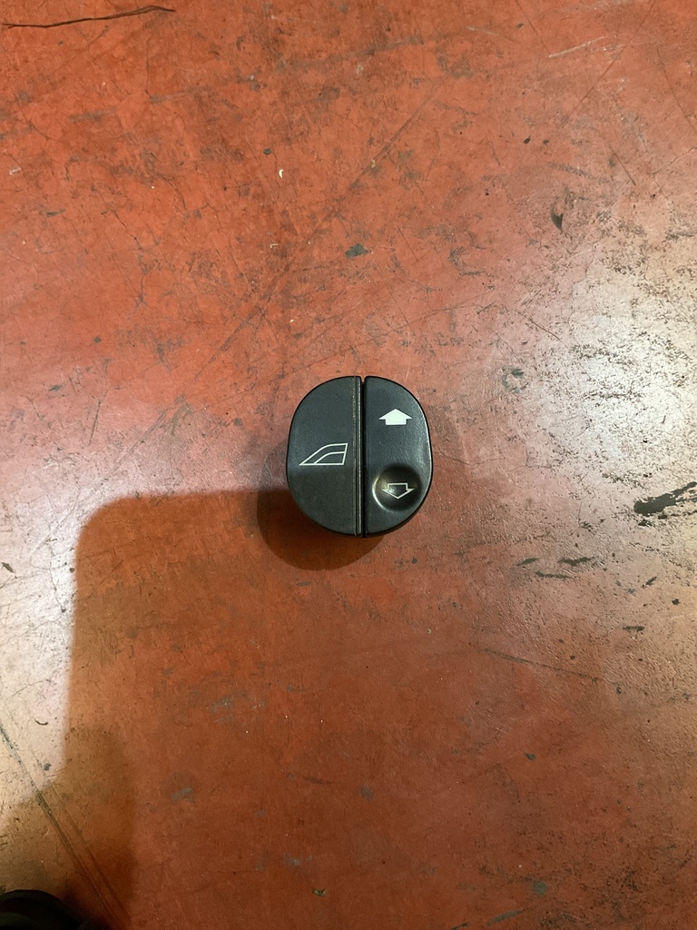 Botonera eleva lunas derecha ford fiesta ‘00