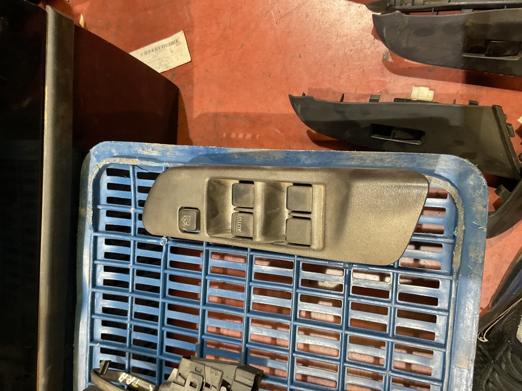 Botonera eleva lunas nissan primera ‘00