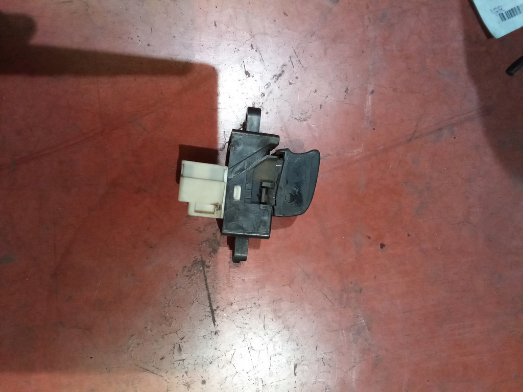 Botonera eleva lunas derecha nissan almera '03