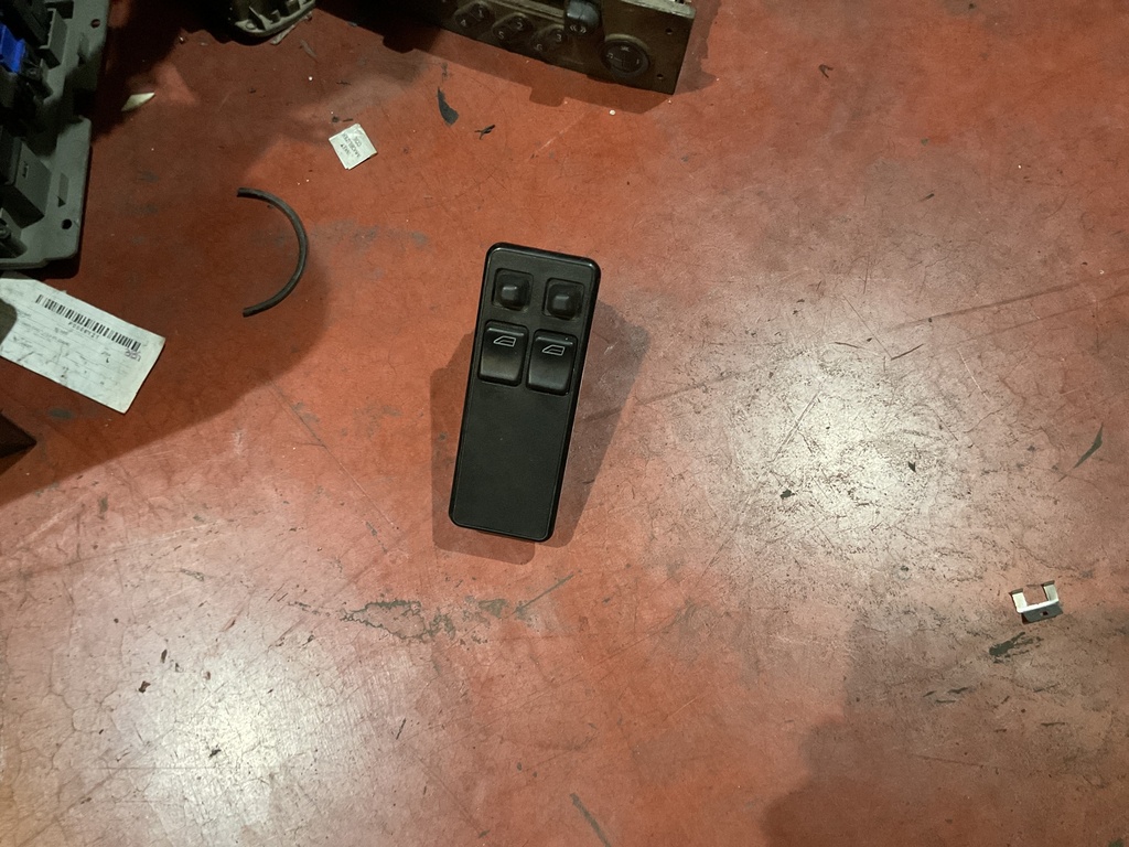 Botonera eleva lunas volvo 460 ‘93