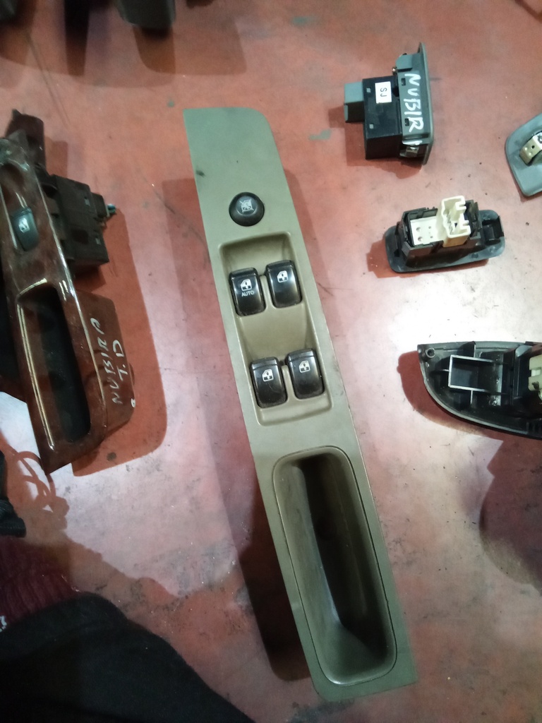 Botonera eleva lunas chevrolet nubia '05