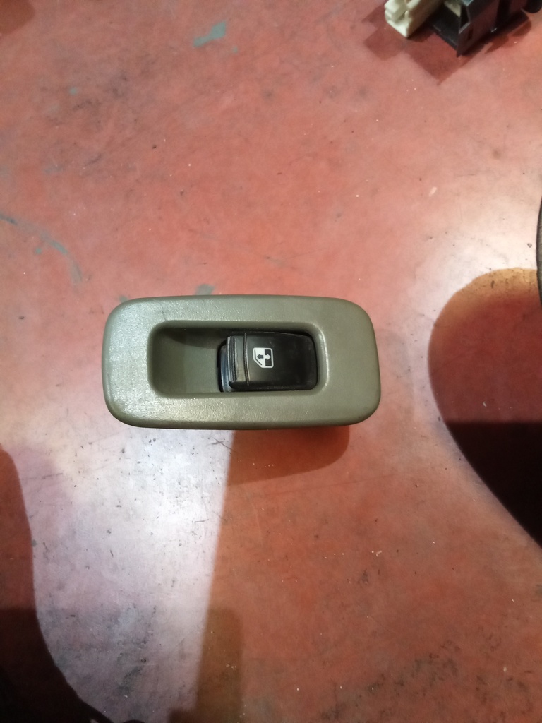 Botonera eleva lunas tras. chevrolet nubia '05