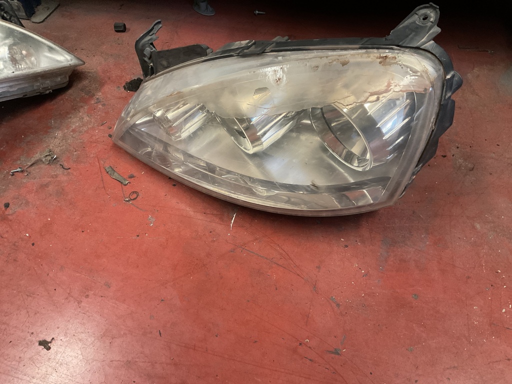 Faro izquierdo opel Corsa c año 2006