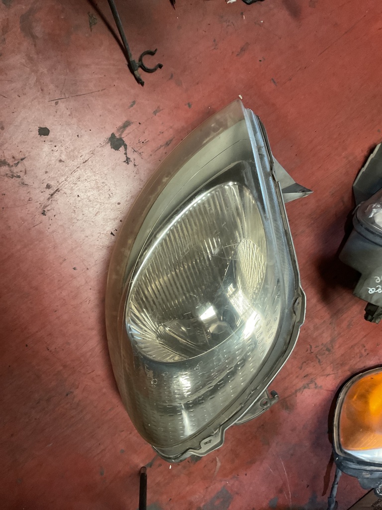 Faro izquierdo renault trafic 2005