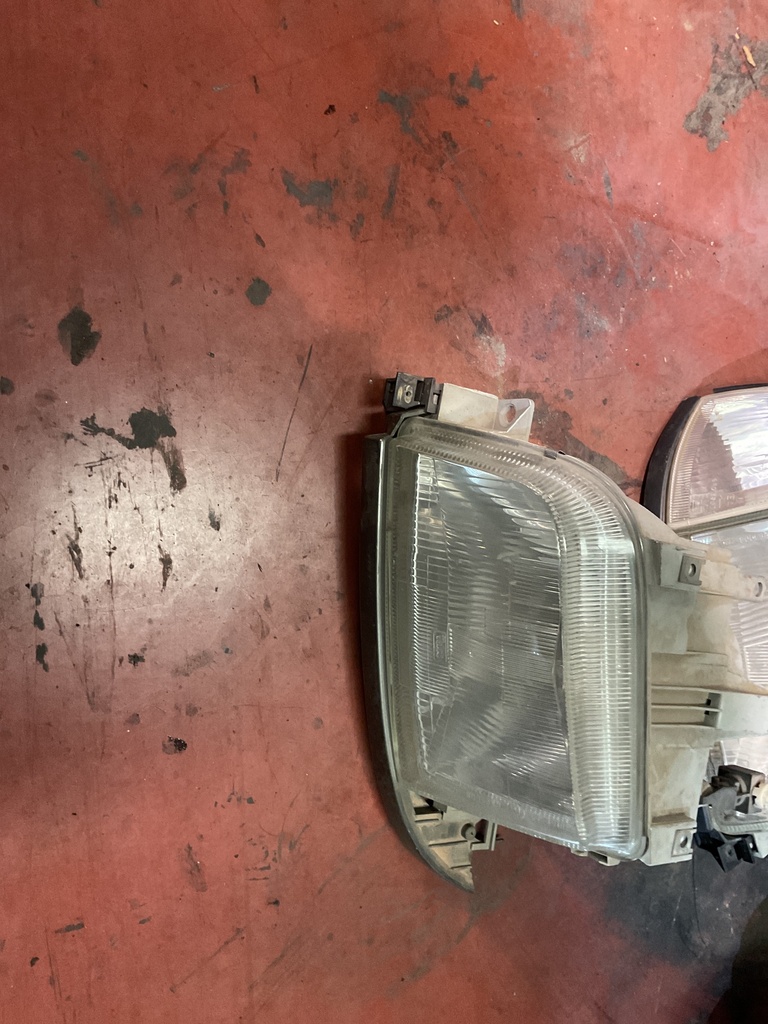 Faro derecho renault clio 1998