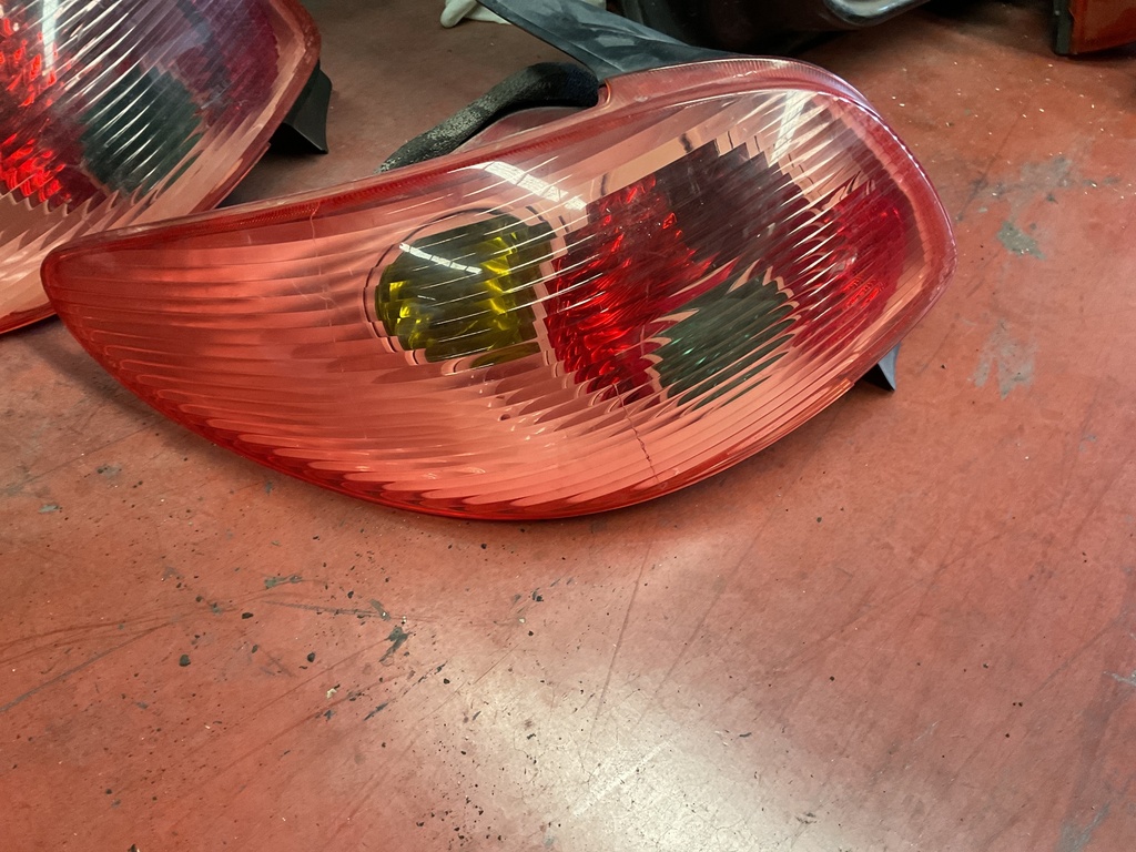 Piloto trasero izquierdo peugeot 206 00