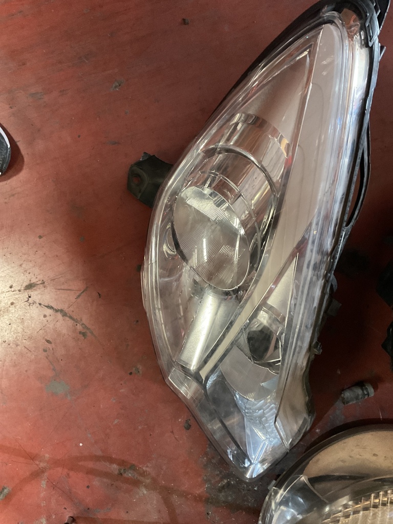 Faro derecho citroen c3 2010