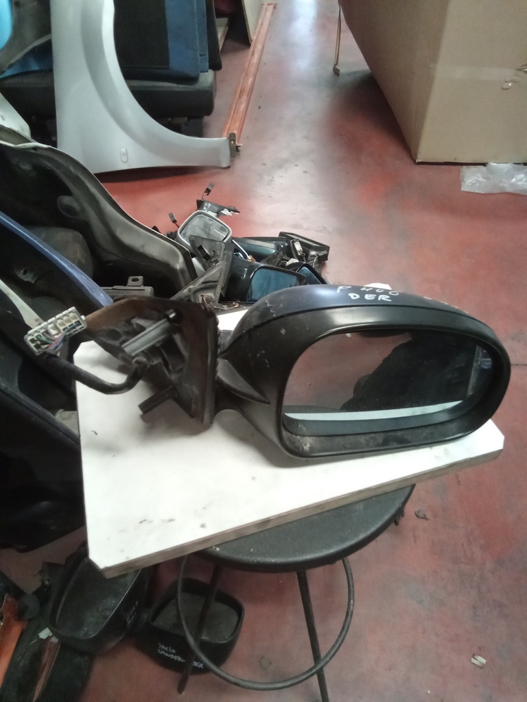 Retrovisor derecho peugeot 406 '95
