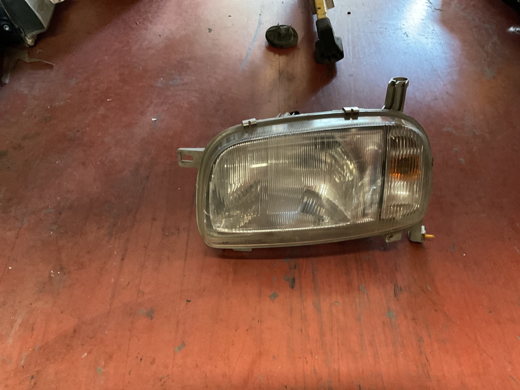 Faro izquierdo Nissan Micra 1996