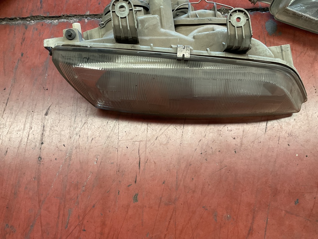 Faro derecho Nissan Primera 1998