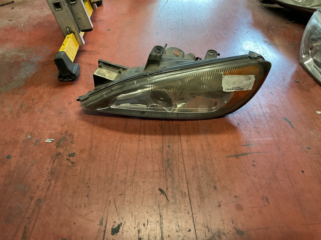 Faro izquierdo Nissan primera P11 1996