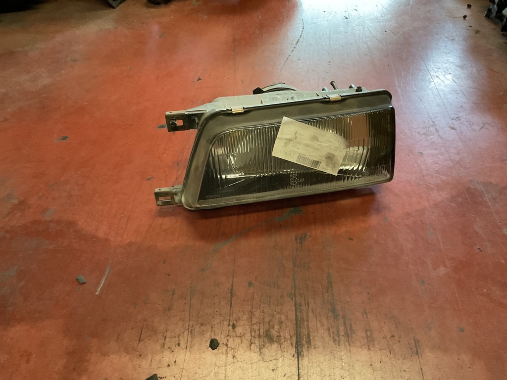 Faro izquierdo Nissan Sunny 1996