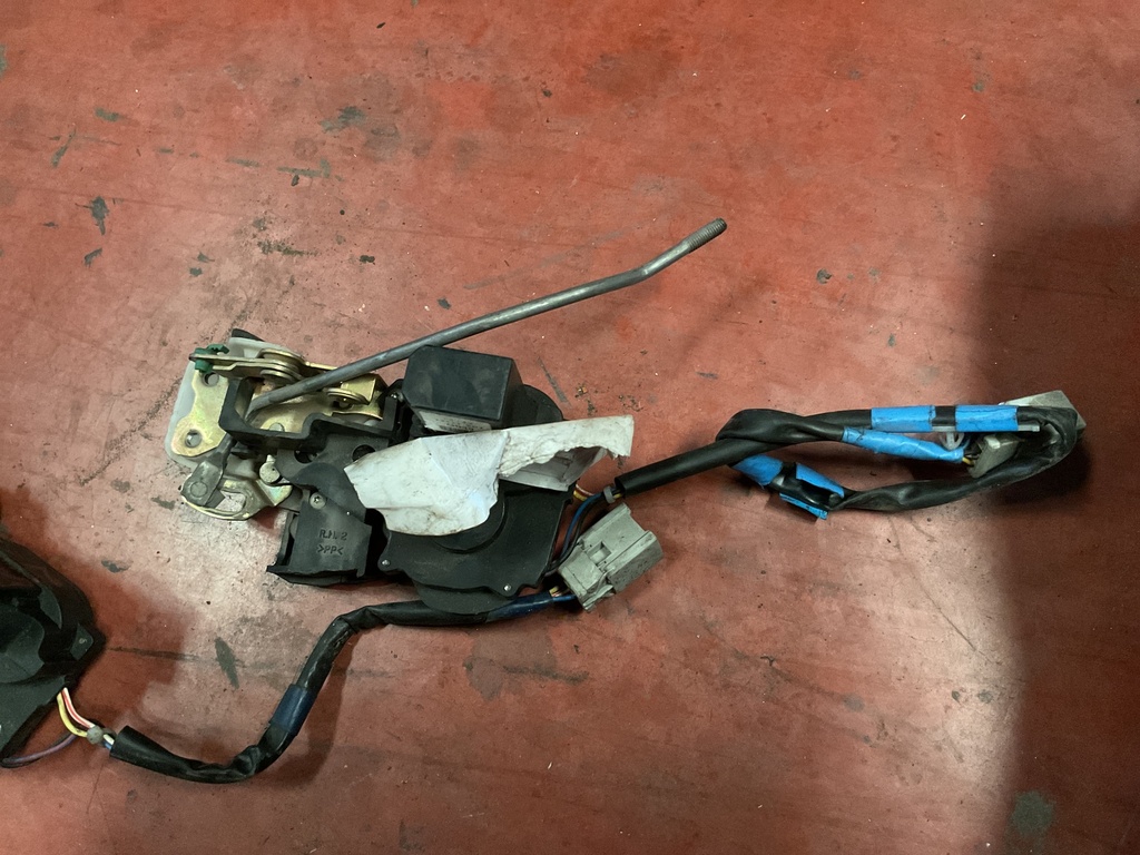 Cerradura delantera derecha rover serie 600 ‘98