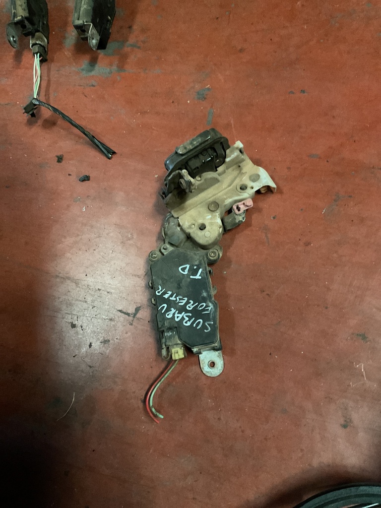 Cerradura trasera derecha subaru forester ‘00