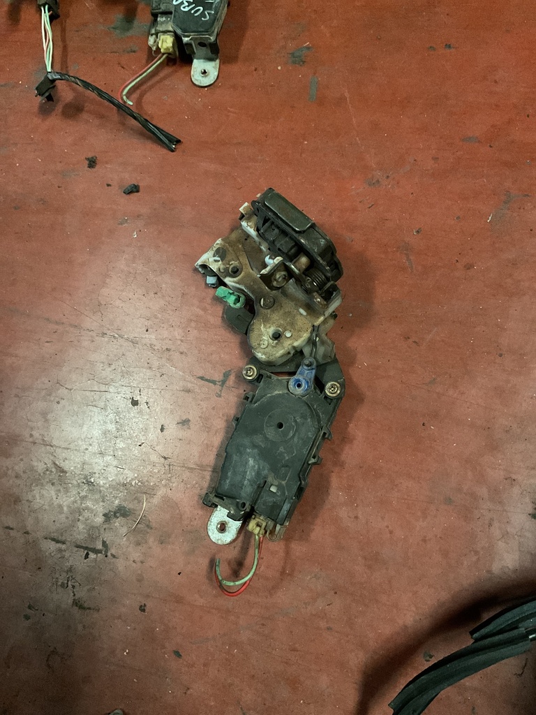 Cerradura trasera izquierda subaru forester ‘00