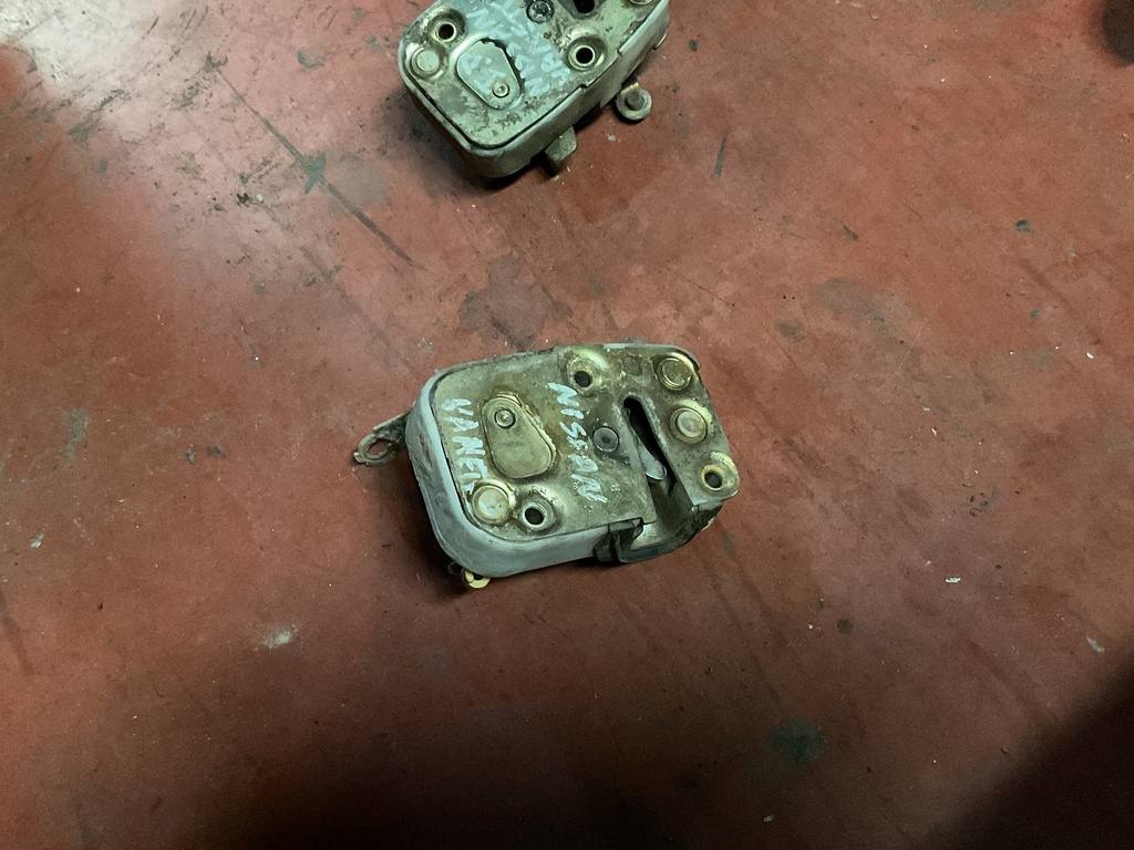 Cerradura delantera derecha nissan vanette ‘90