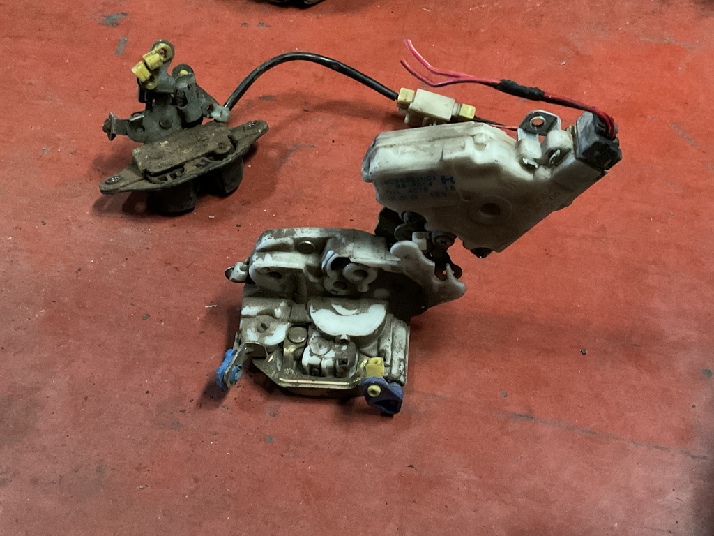 Cerradura delantera derecha nissan vanette ‘98