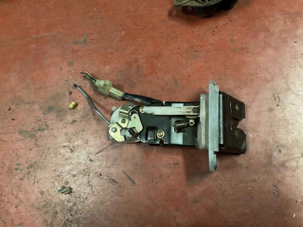 Cerradura maletero nissan vanette ‘00