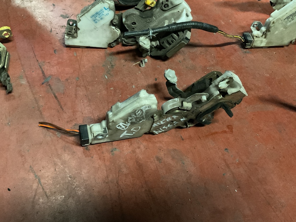 Cerradura trasera derecha nissan terrano ‘99