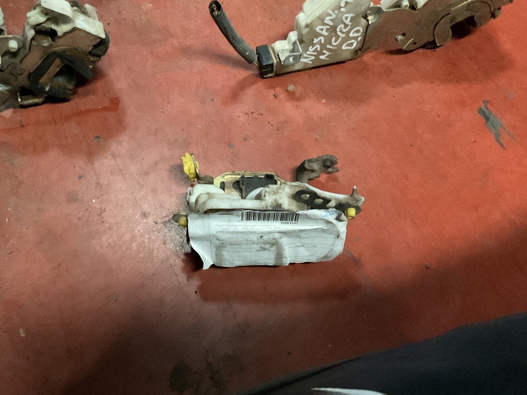 Cerradura maletero nissan terrano ‘97