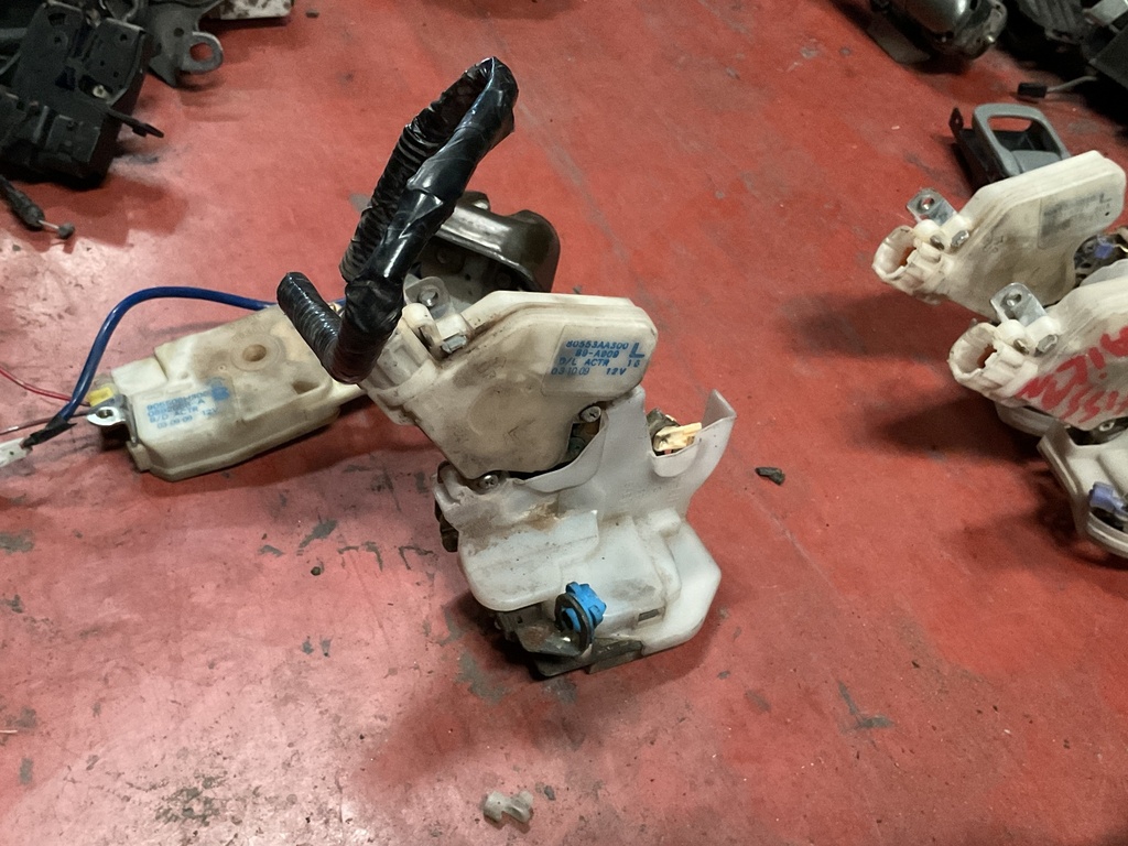 Cerradura trasera izquierda nissan x-trail ‘03