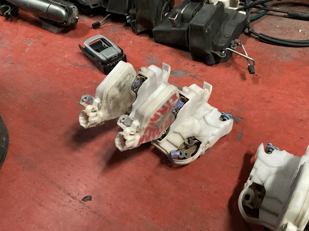 Cerradura delantera izquierda nissan x-trail ‘03