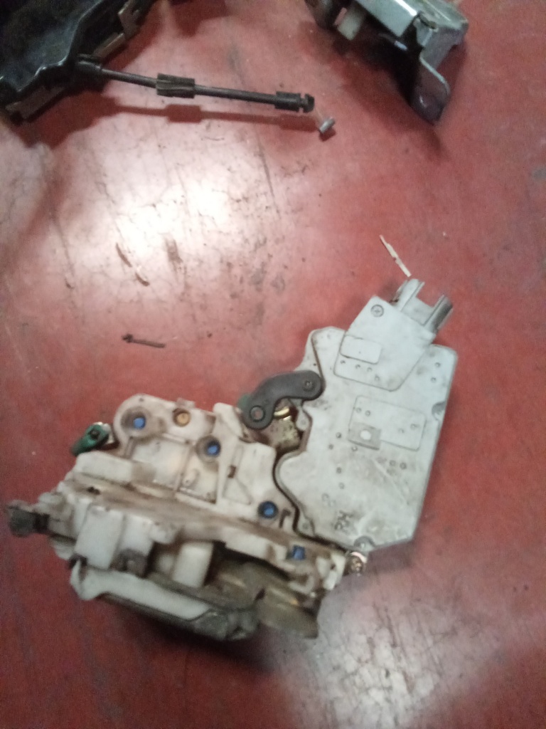 Cerradura delantera derecha Nissan primera '99