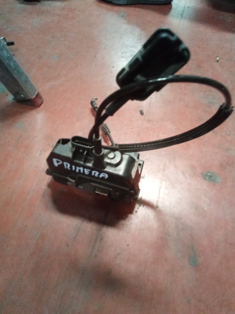 Cerradura delantera derecha Nissan primera '05