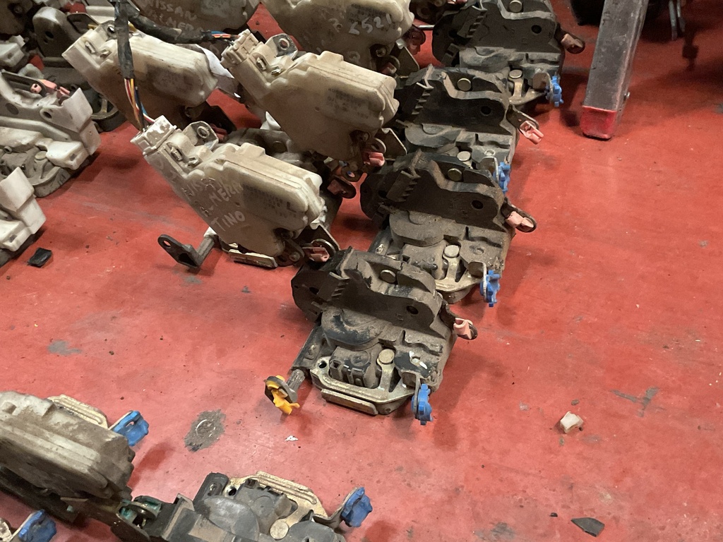 Cerradura delantera izquierda nissan almera ‘02