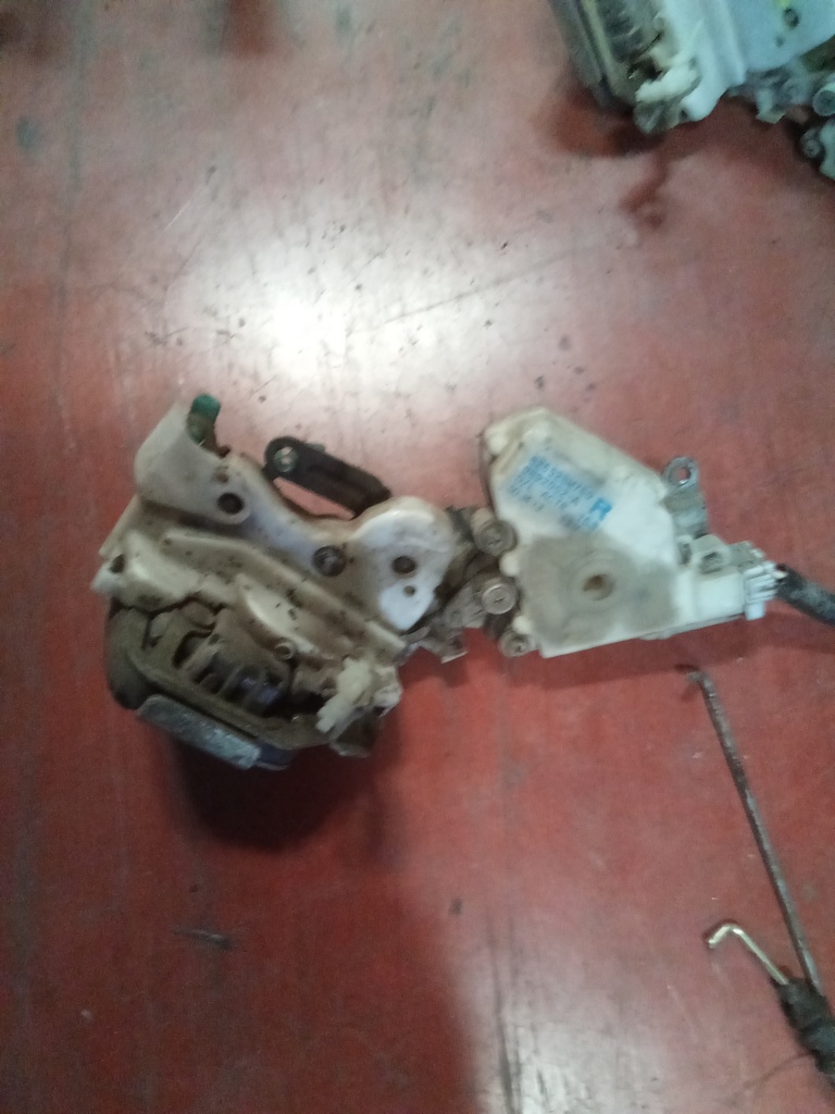 Cerradura trasera derecha Nissan Almera '02