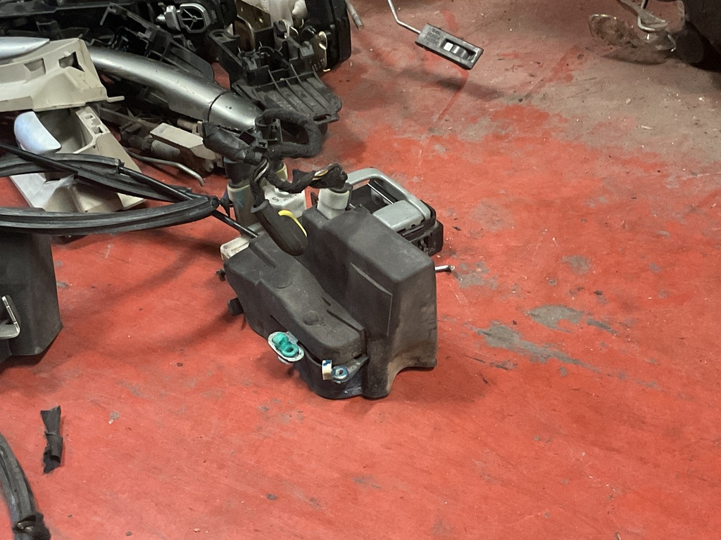 Cerradura delantera izquierda lancia thesis ‘02