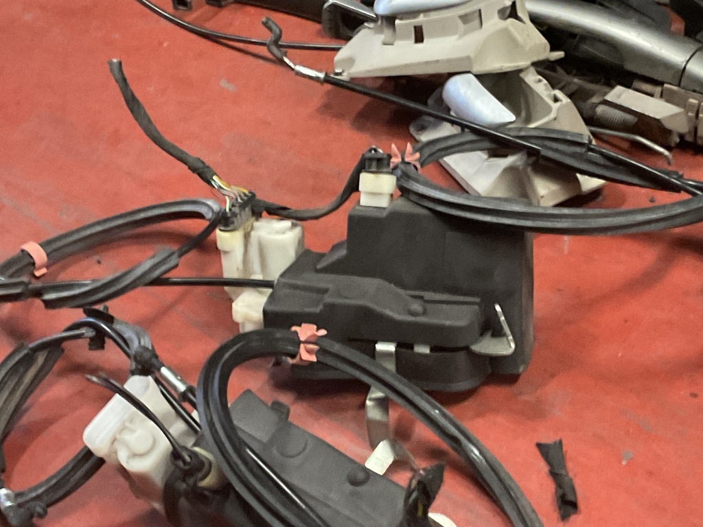 Cerradura trasera izquierda lancia thesis ‘02